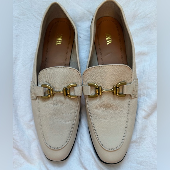 Zara Women’s Beige Loafers with Gold Accent - Picture 1 of 6